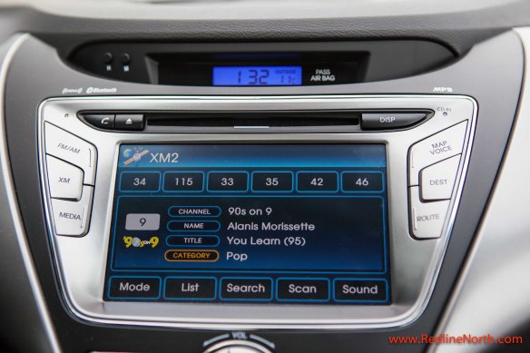 Infotainment system in the Elantra Coupe SE